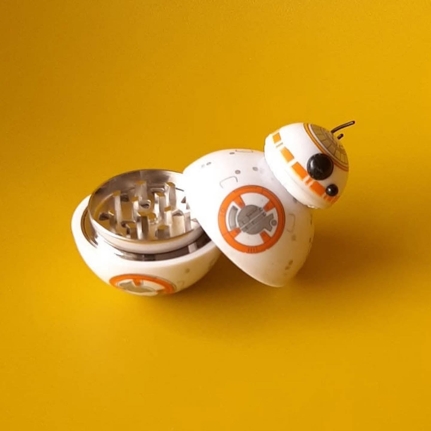 GRINDER METAL BB 8 STAR WARS - Este molinillo metálico combina estilo y funcionalidad con un diseño inspirado en Darth Vader. Perfecto para los fanáticos de Star Wars que buscan un molinillo duradero y eficiente. ¡Añade un toque galáctico a tu colección con Golden Carts! 🌿💫 - GRINDER METAL BB 8 STAR WARS
